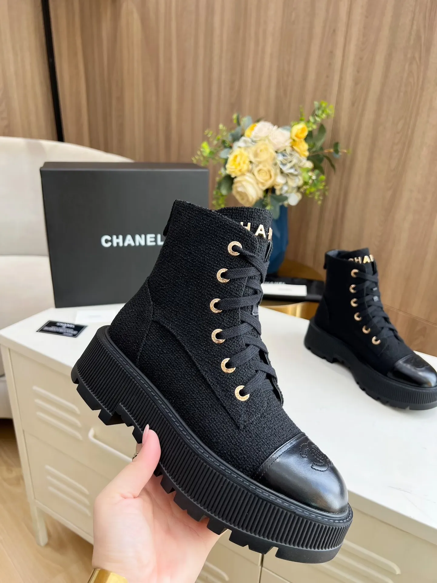 👟👟Ex-factory price 560👟👟 The original model of the new autumn and winter Chanel ankle boots✅ The strap design is super easy to put on and take off, the toe logo is electro-embroidered, the tongue is also a metal brand logo, fabric: special material, lining/foot pads: cow lining, ultra-light rubber non-slip and wear-resistant outsole, color: black, white, blue, code number: 34-41 (34, 41 need to be customized) Packaging: cloth bag card